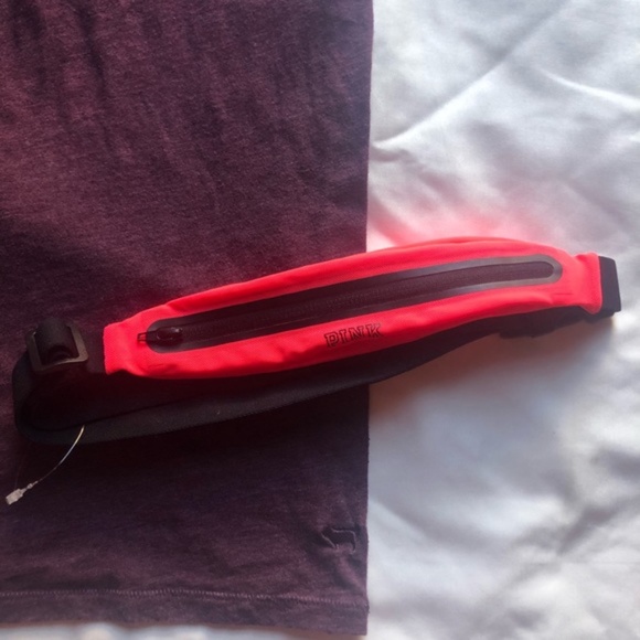 ❤️PINK VICTORIA’S SECRET SLEEPWEAR TOP+Fanny Pack - Picture 2 of 12